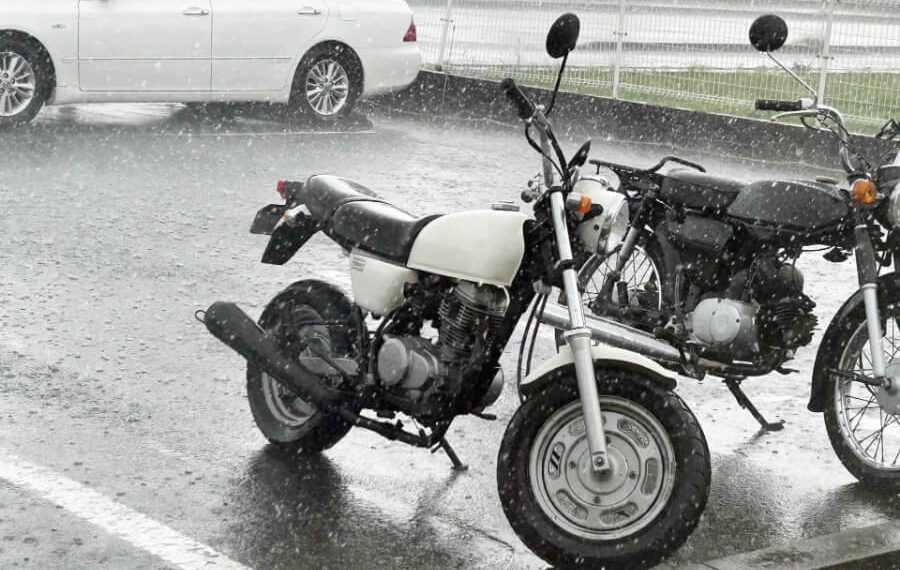 大雨に打たれるバイク