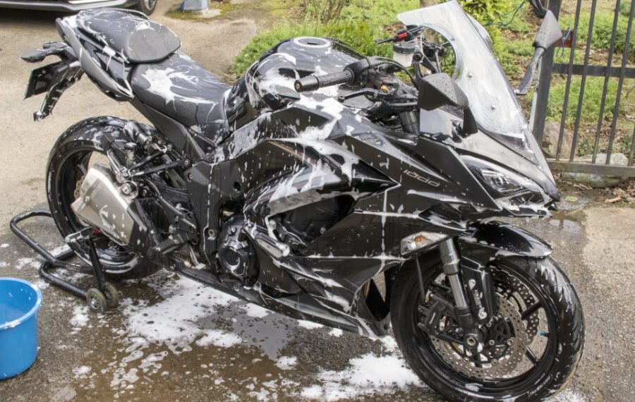 バイクを洗う
